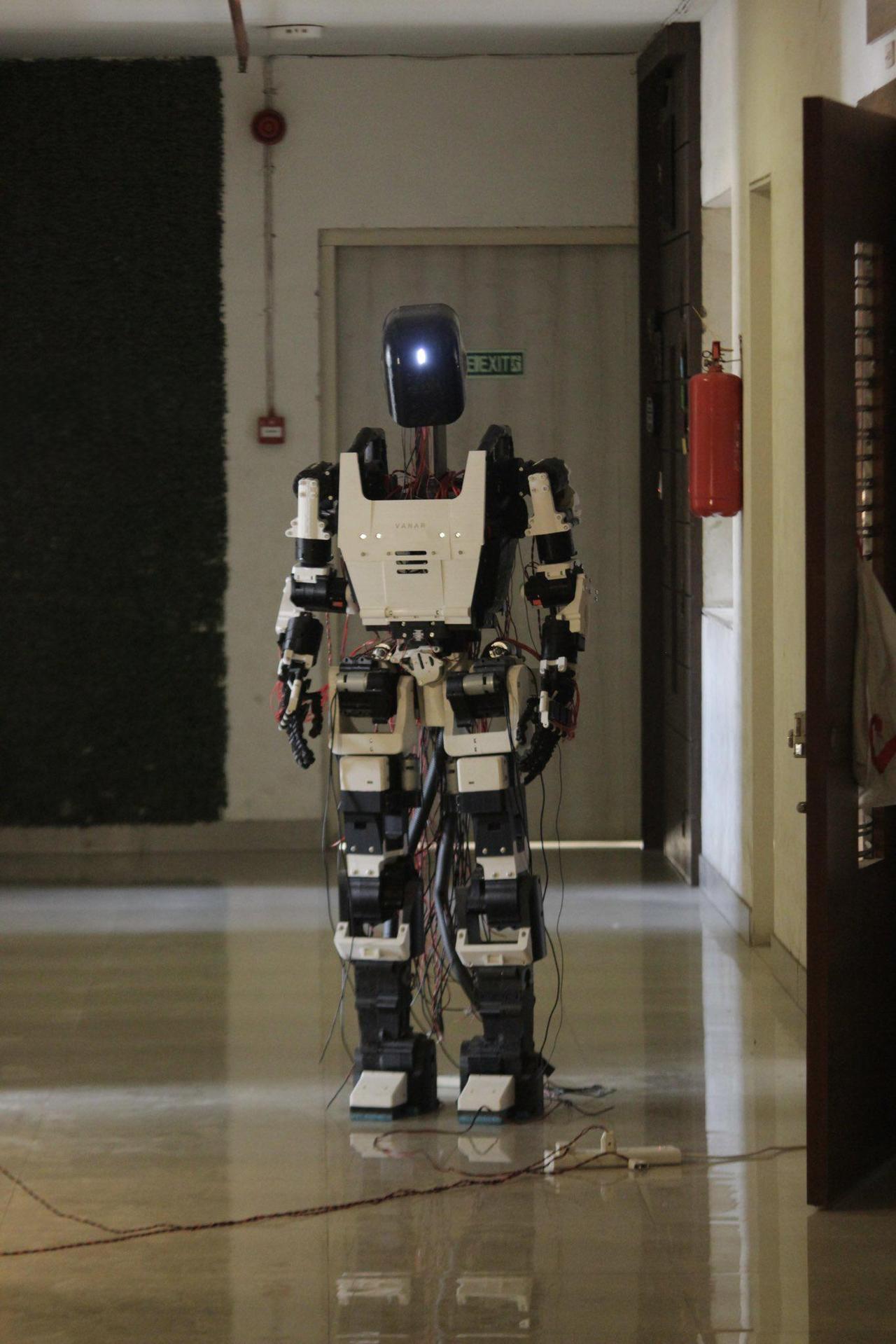 印度有个哥们儿，一个人捣鼓出了人形机器人。现在他终于开始招团队了。