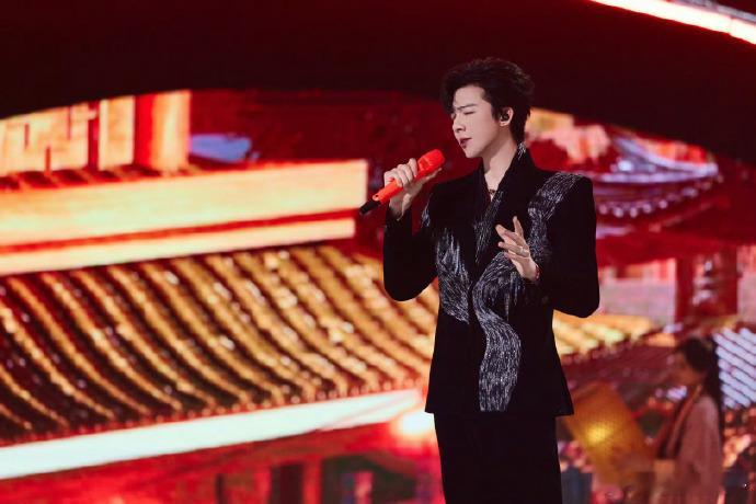 刘宇宁魏劭今日限时返场 刘宇宁丝绒黑西装搭配银色刺绣的造型帅气利落，视觉效果特别