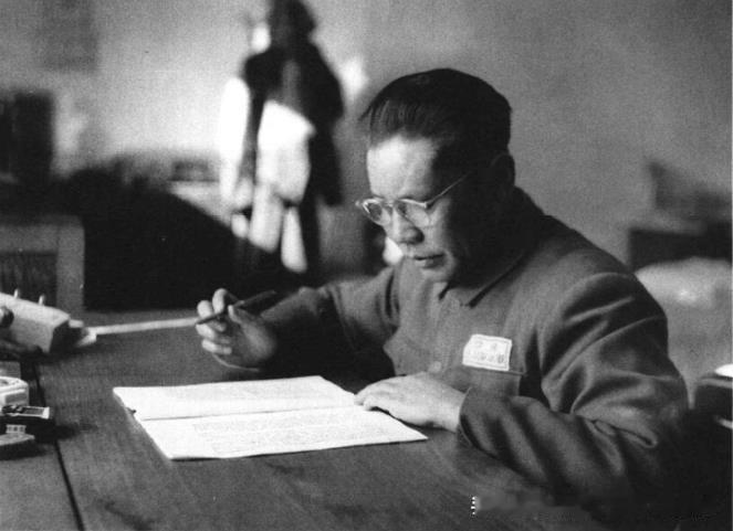 朱良才在办公室批示文件。