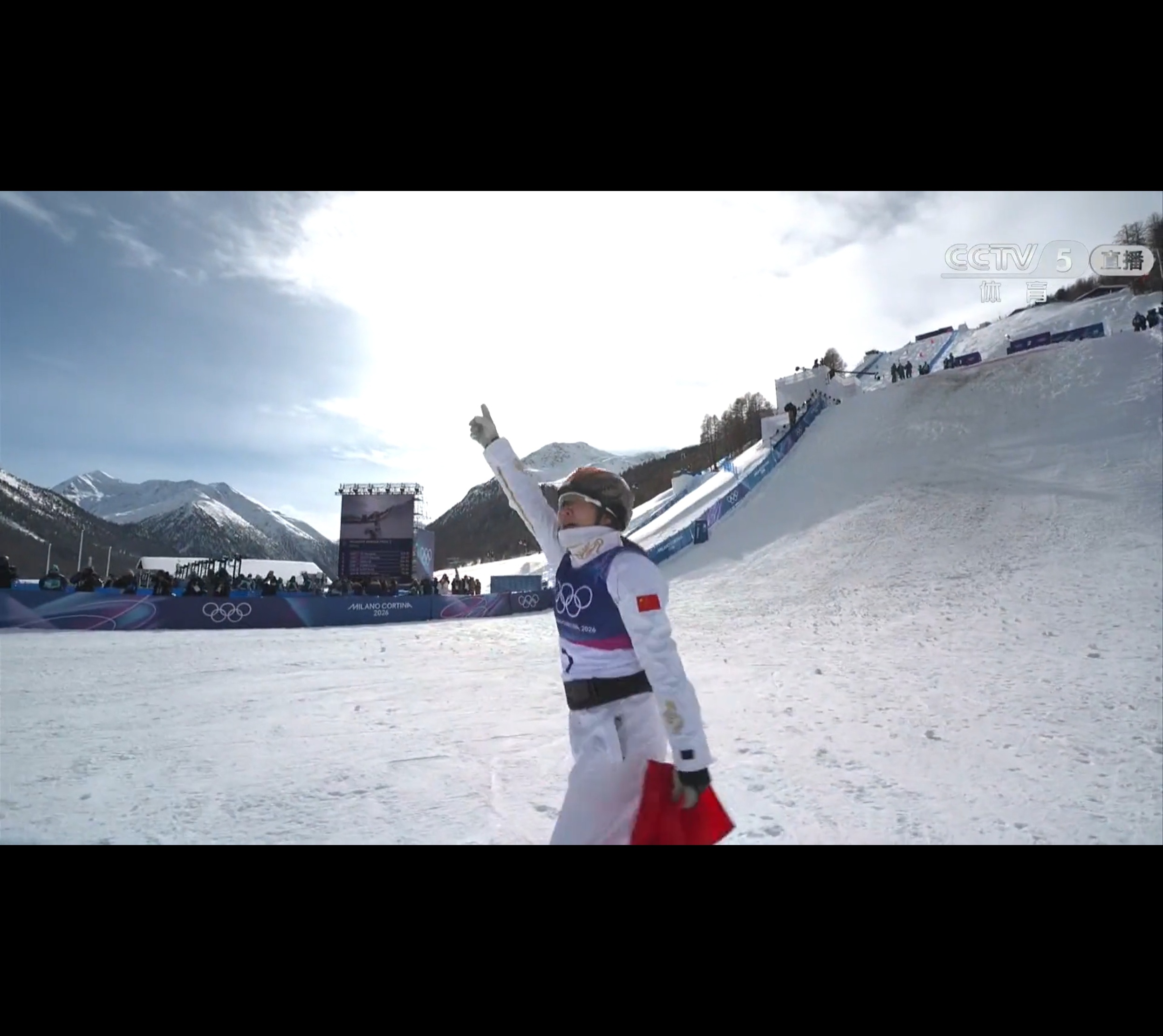 自由式滑雪女子空中技巧决赛徐梦桃勇敢夺金，邵琪夺得铜牌徐梦桃连续夺得冬奥会两连冠