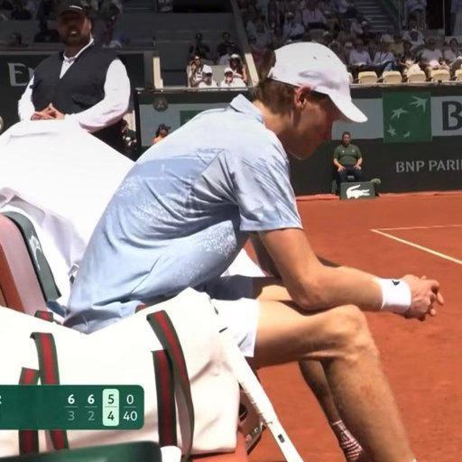 法网惊魂！辛纳大比分领先时突发身体不适，连丢18分痛失好局，医疗暂停后仍难挽颓势