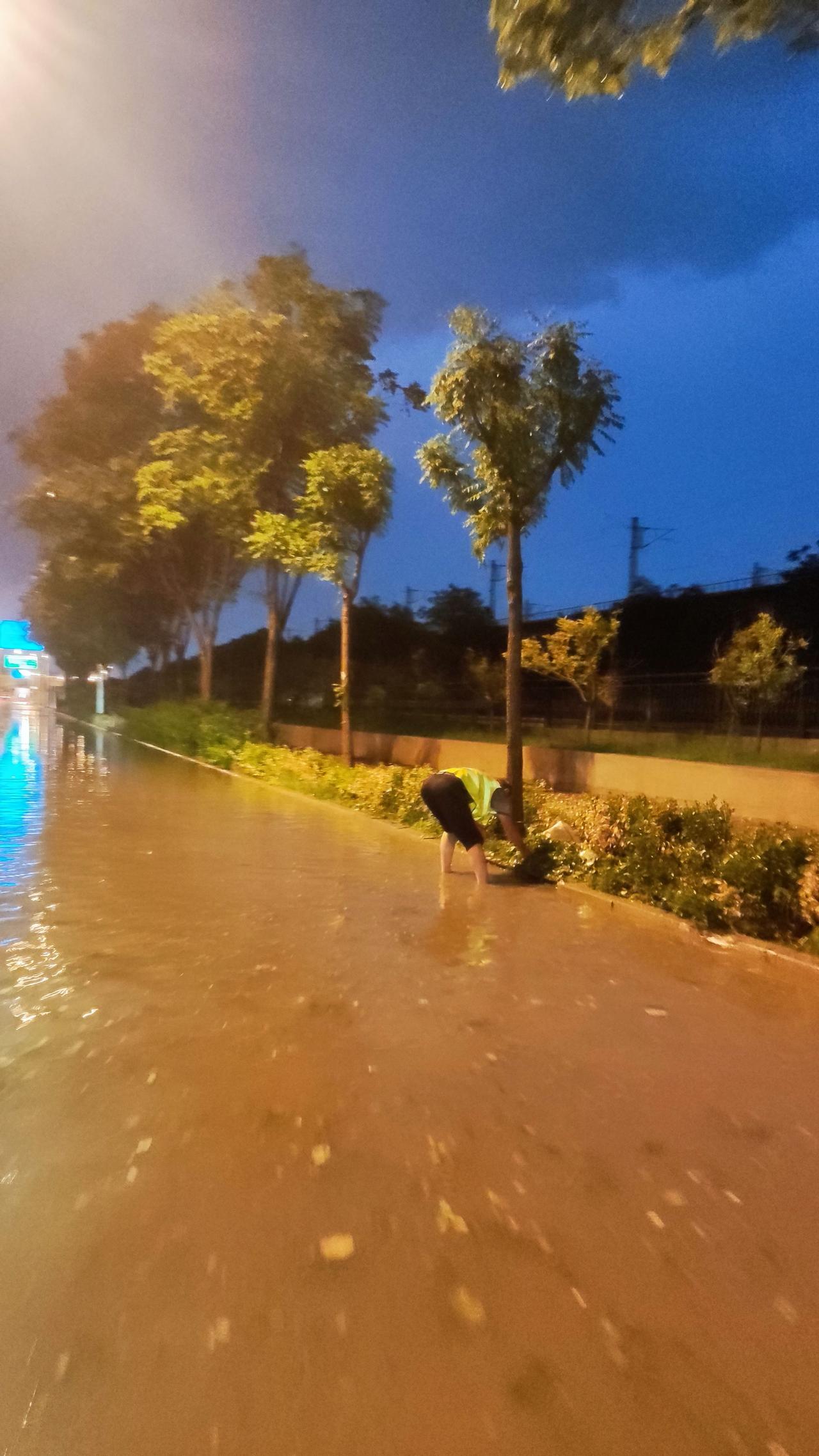 今天的雨貌似没有结束的迹象，雨稍微小一些环卫工人就赶紧清理下水道口，雨夜的他们是
