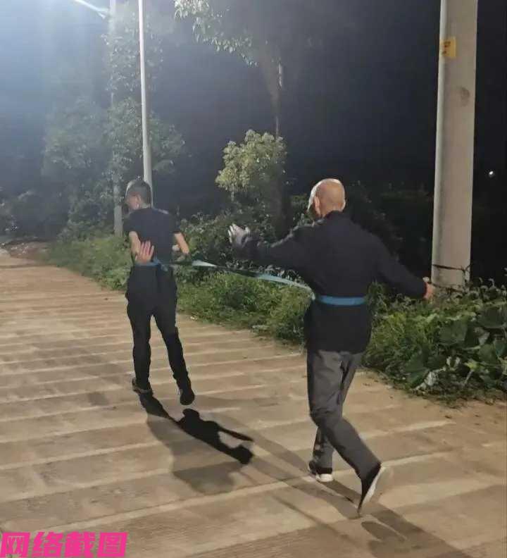 浙江有名父亲突发脑梗，家人始终关心备至，且自己的儿子每天带他出门一小时训练，在一
