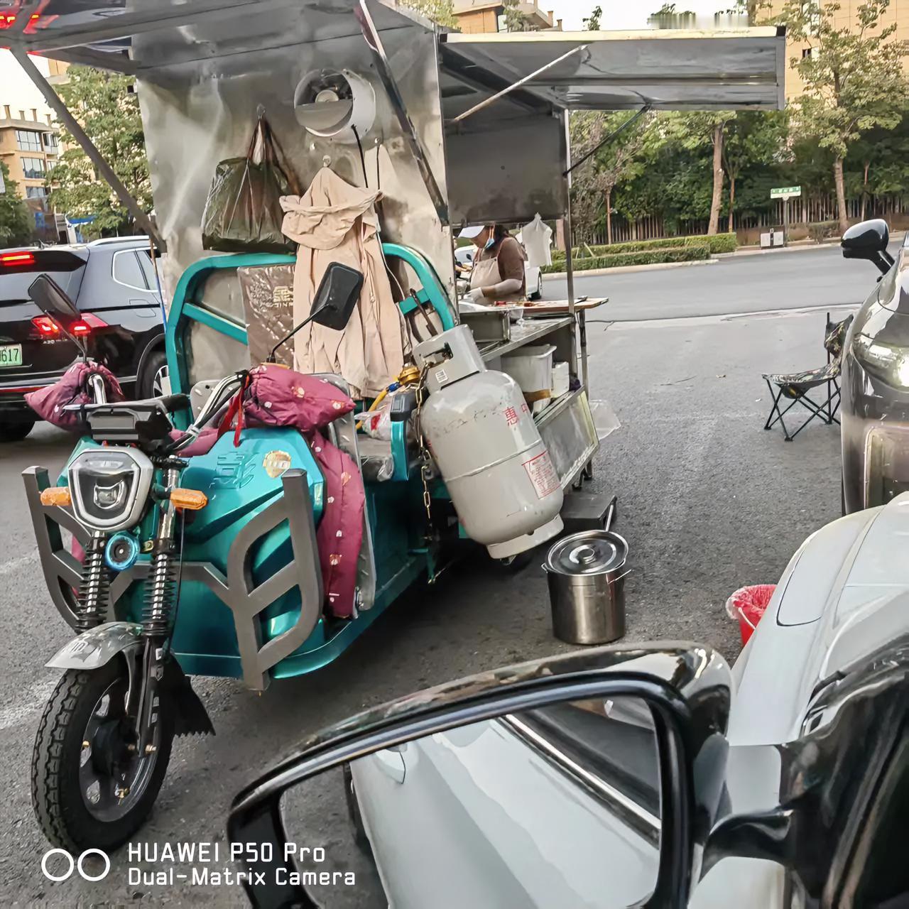 鹤壁小区门口太气人！摆摊占车位挡路，车主急赶高速死活不挪……
 
河南鹤壁博金韩