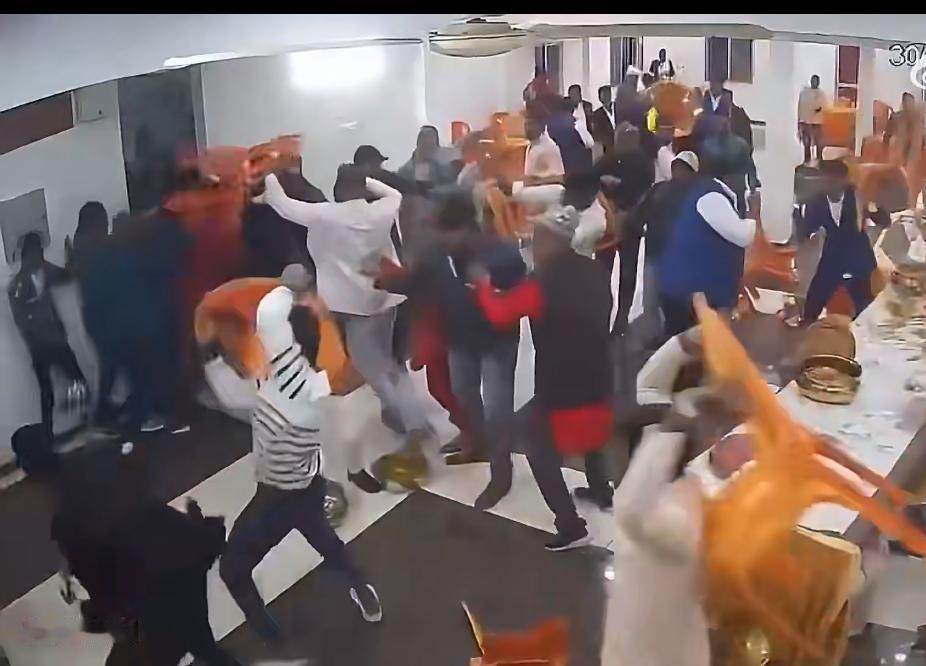 印度比哈尔邦，新娘家人因男方甜品准备不足，与新郎家人产生矛盾，双方大打出手，把婚