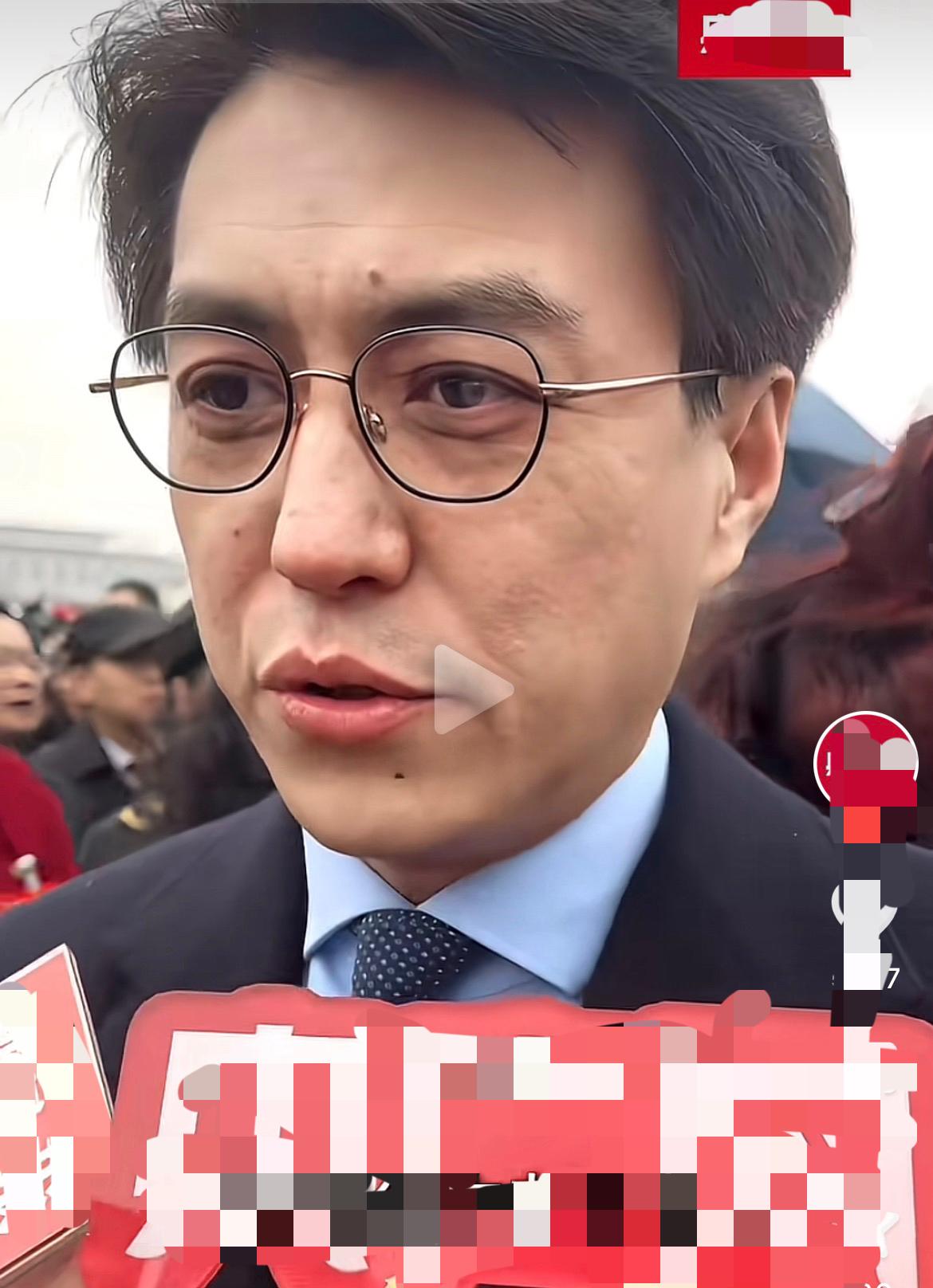 “老干部”靳东真的成老干部了呀！
作为全国政协委员靳东面对记者采访时说，
“AI