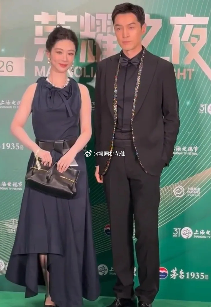 杨紫、杨幂出席白玉兰提名晚宴，从现场路透来看，杨紫状态昂扬，杨幂则略显低调。此次