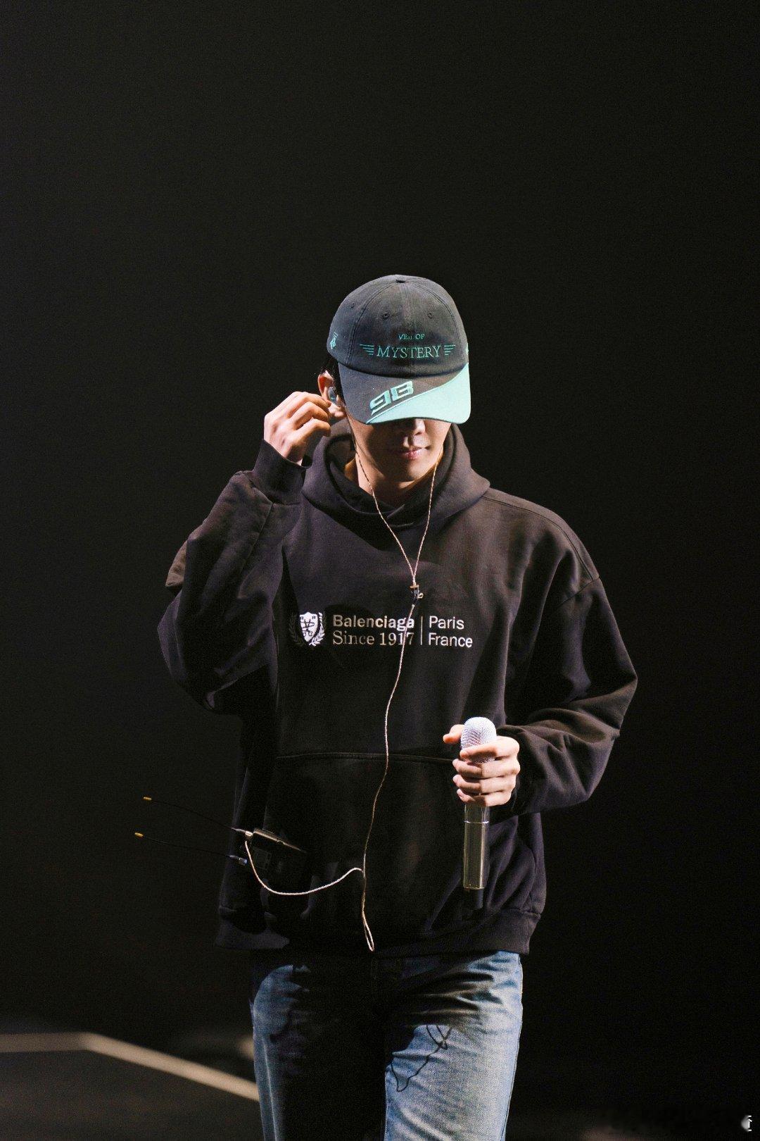 王赫野讲故事分不清真假💖不必纠结故事真假，王赫野单纯分享、温柔陪伴，就是最动人