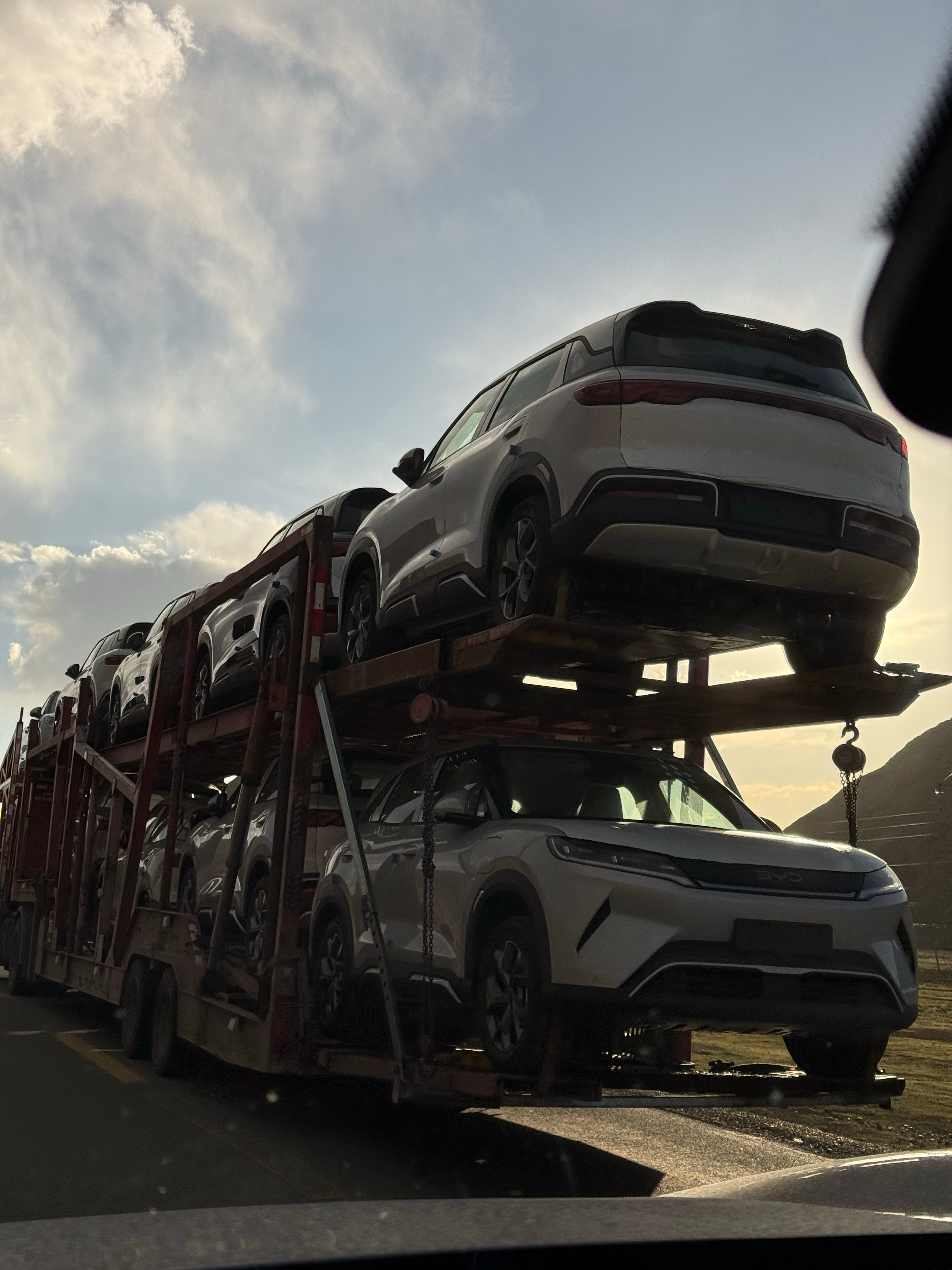 349国道上面唯一一辆运新车的运输车，运着一车比亚迪往阿里地区走！谁是真正好卖这