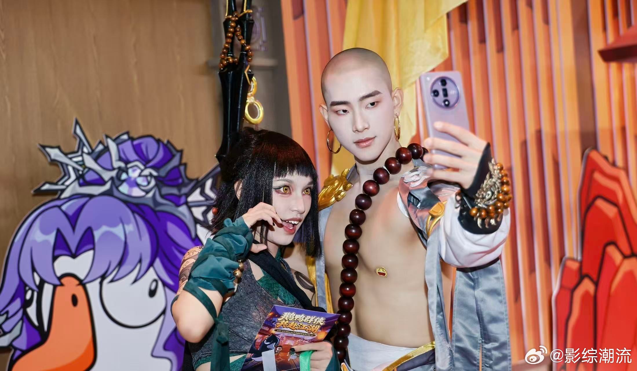 CJ基础鹅鸭杀就不基础大白鹅人偶妥妥社交悍匪，在展馆四处游走到处互动，穿梭在人群
