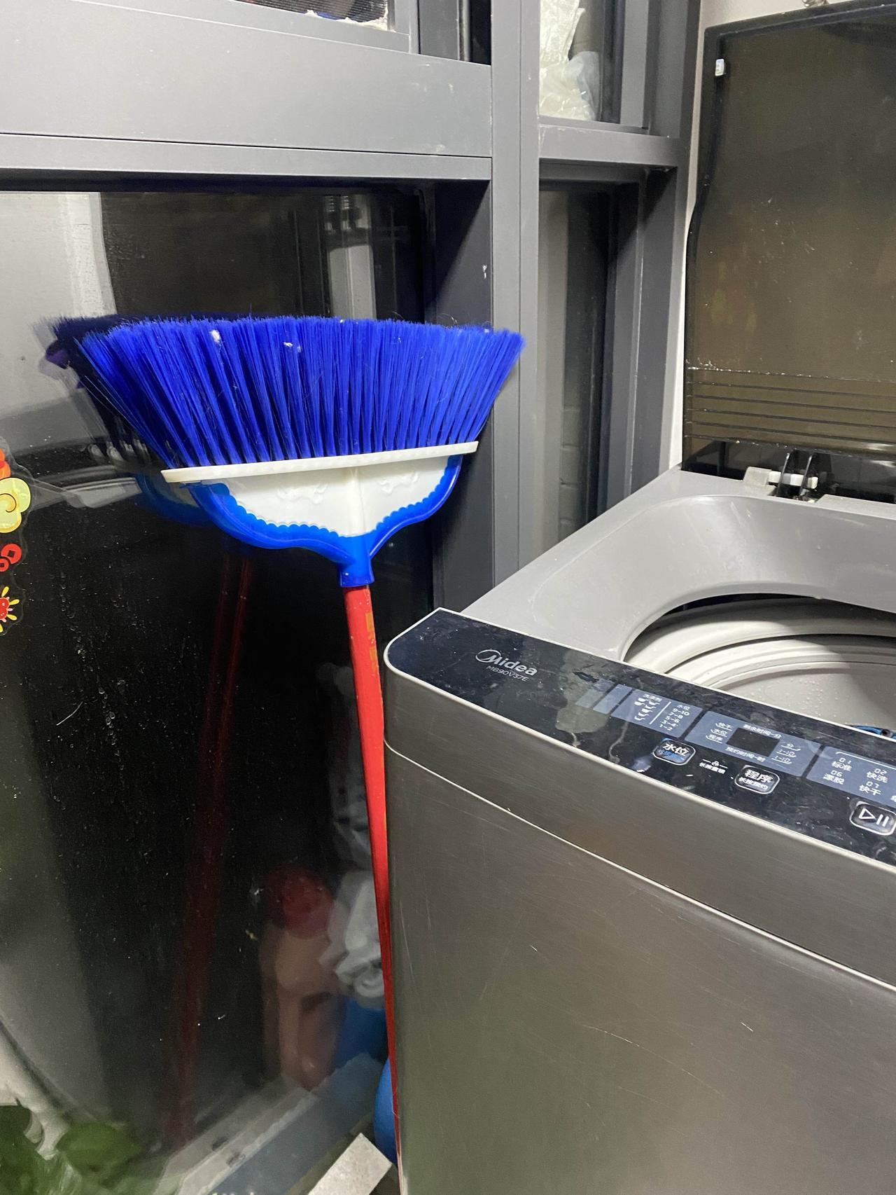 见过这样放扫帚的吗？
我也是无语了！
干净的这样放也就罢了
看看脏的扫帚要这么放