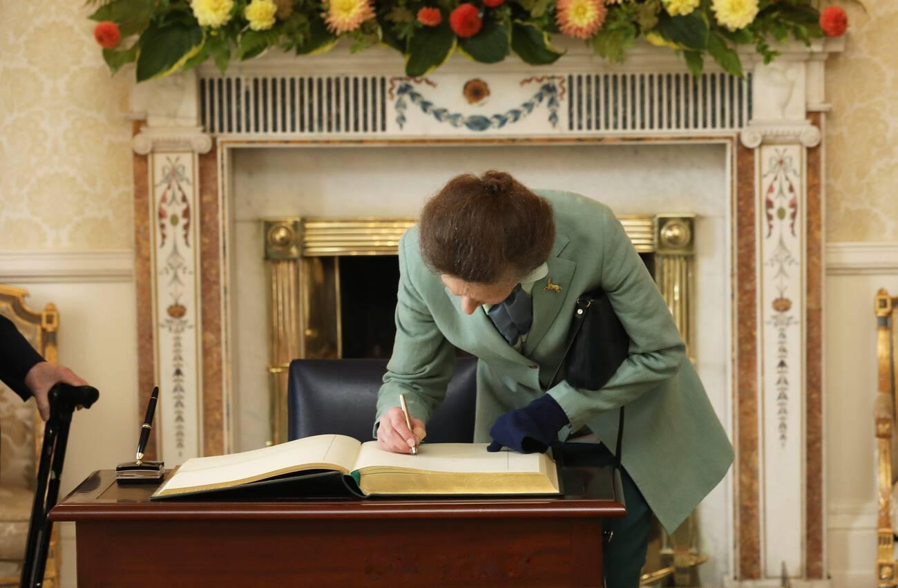 英国王室[超话]  今天安妮长公主在爱尔兰都柏林的总统府签署访客簿，她是为了都柏