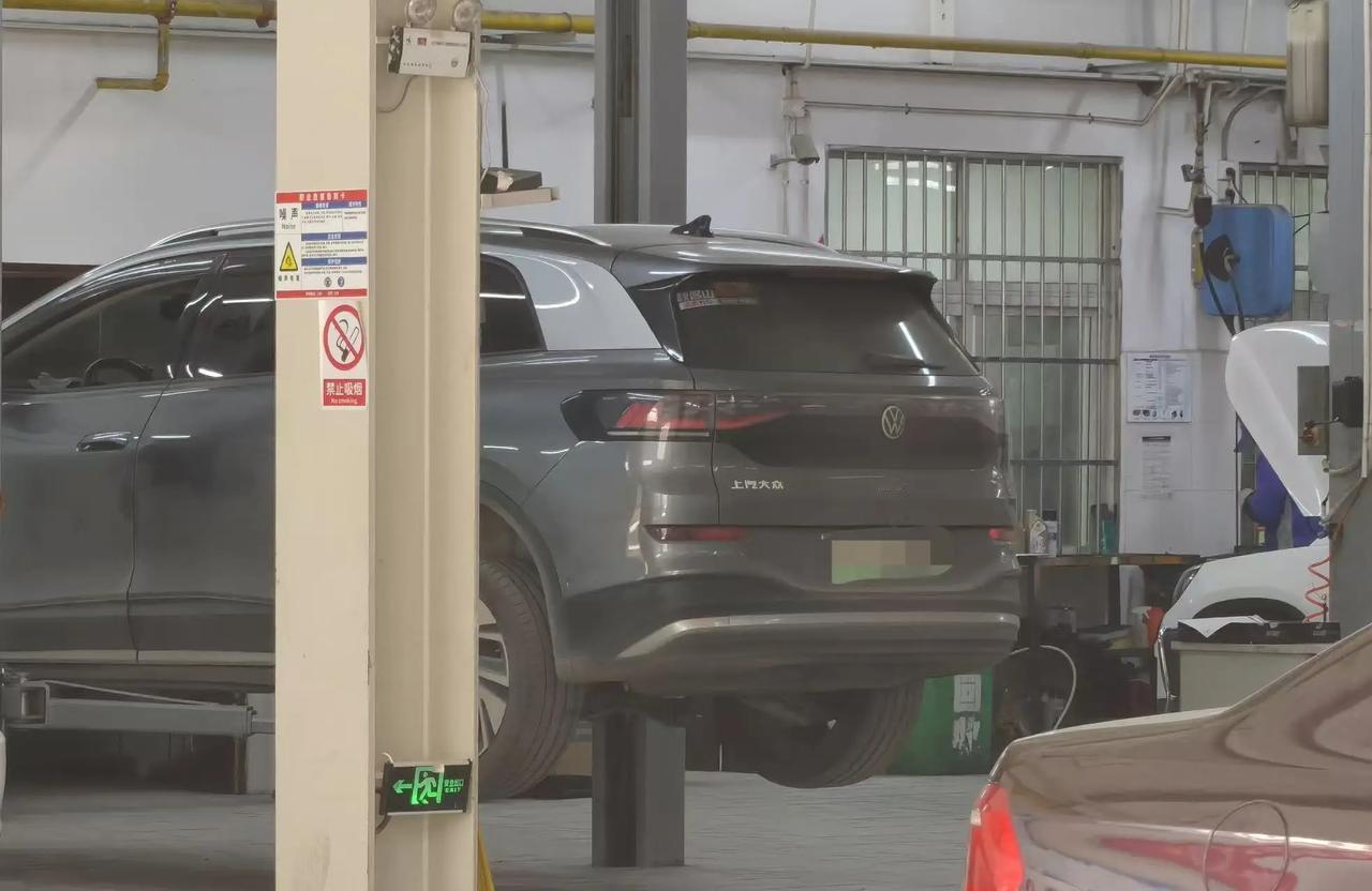 12万新能源车剐蹭定损6000元，维修成本是燃油车2倍多！新能源车为何修不起？