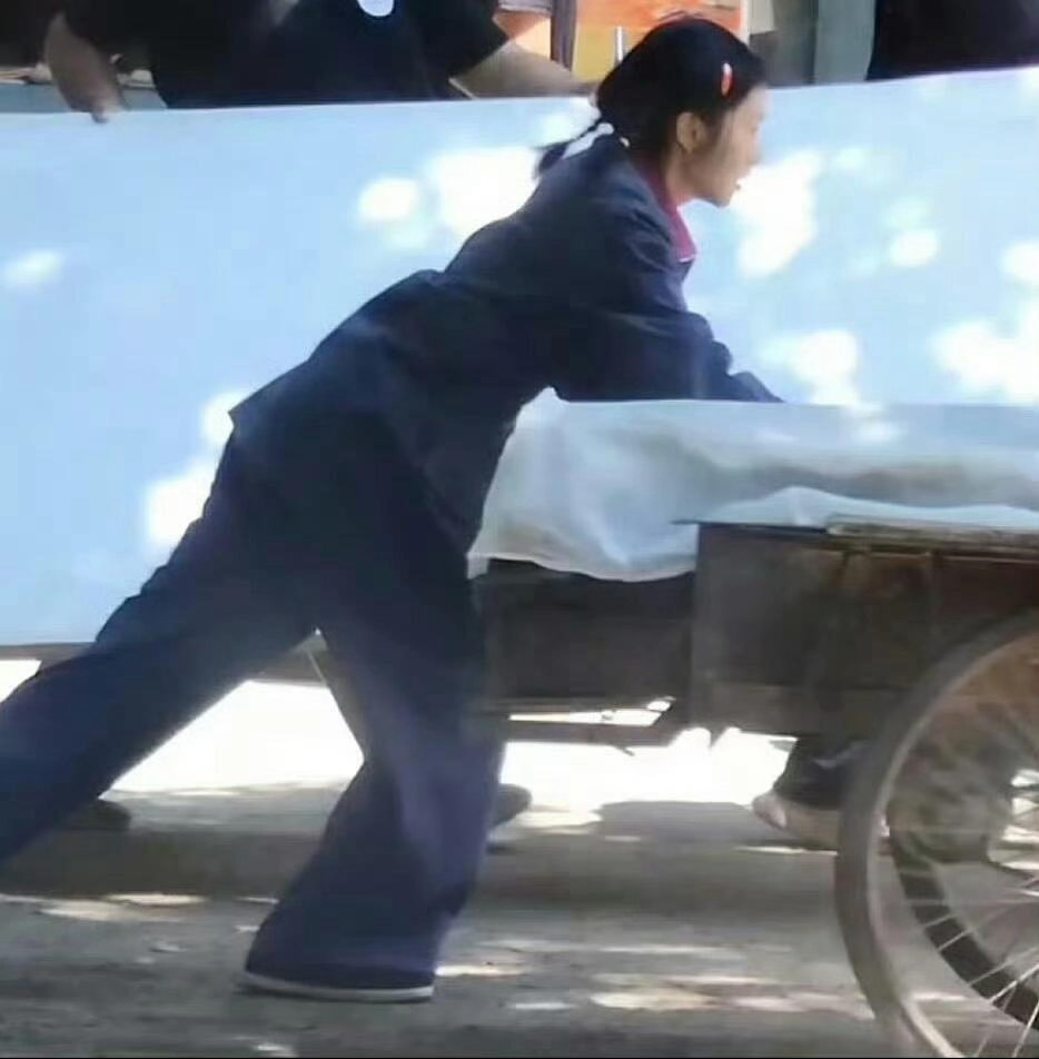 刘浩存一公舞台观众满分师傅及格电视剧主角 观众：满分满分满分！师父：嗯……及格吧