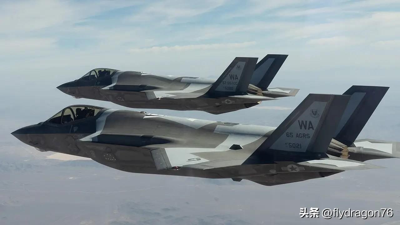 🇺🇸一架F-35战斗机在内华达州的一个试验场坠毁。飞行员弹射逃生，仅受轻伤。