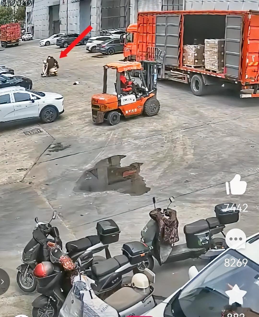 这起事故不用说双方都有责任。
一露天监控画面显示，一辆叉车正在卸货时，一辆电动车