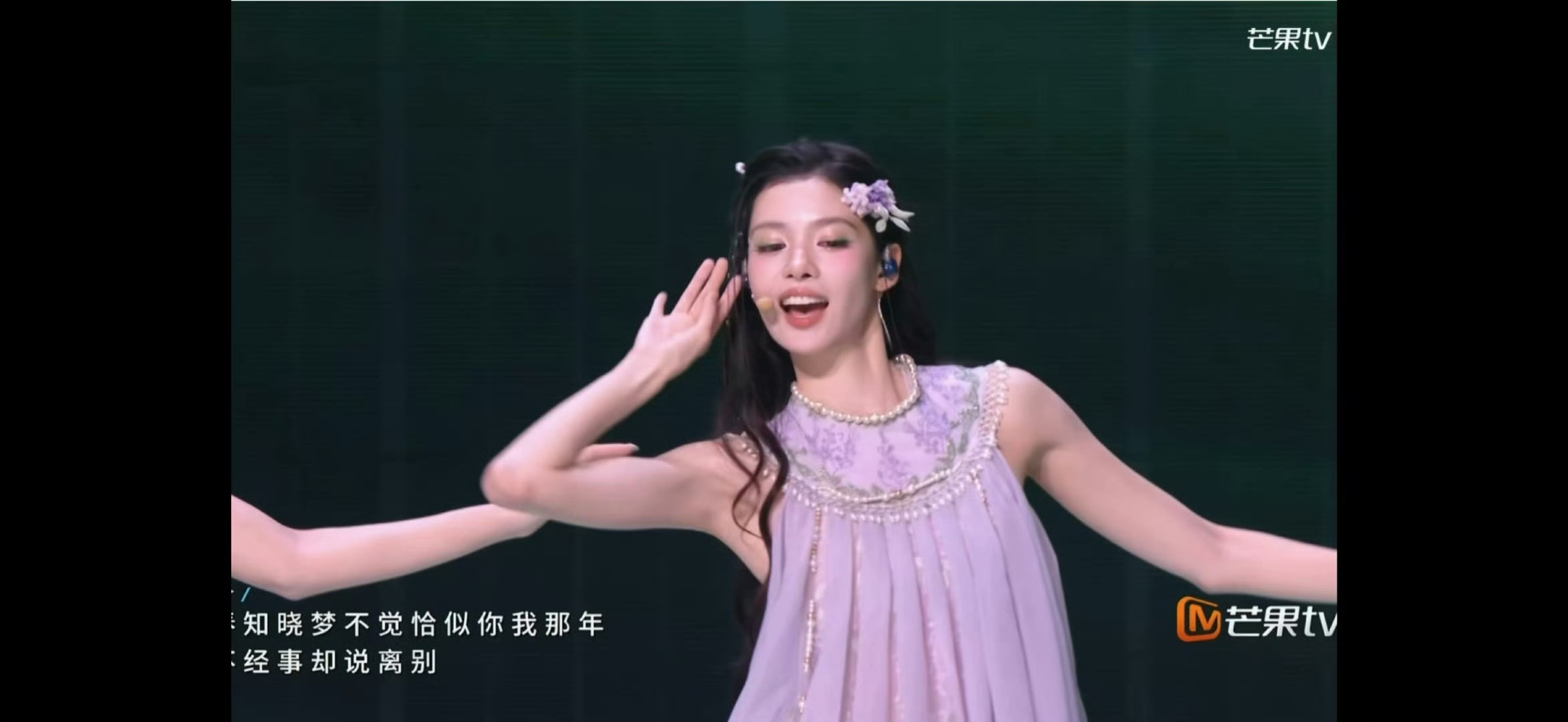 张艺上 紫藤花美成精了张艺上这组咏春真的惊艳！古风造型韵味十足，温婉雅致自带东方