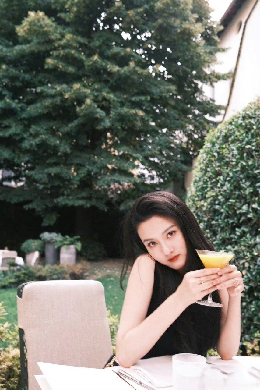 宋祖儿伴手礼宋祖儿亲手做的饼干宋祖儿伴手礼是自己亲手做的饼干，好用心啊 ​​​