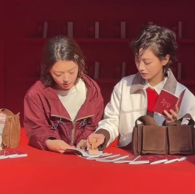 赵今麦李庚希短发赵今麦李庚希短发亮相活动，两种不同的风格，同样很美 