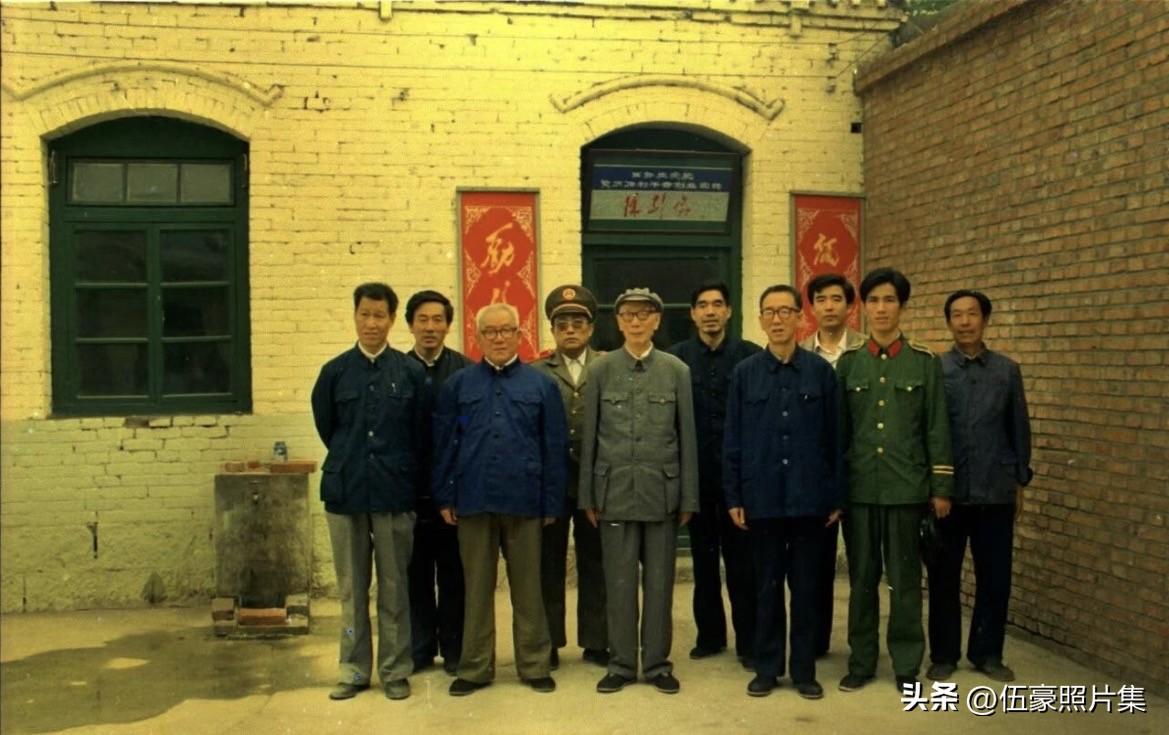 1988年5月28日，最高人民检察院原第一副检察长喻屏（左五）参观邢台市西郭庄村