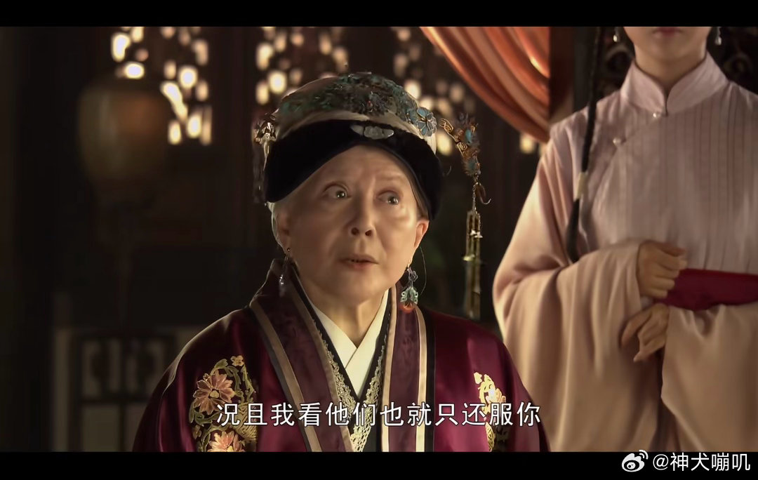 10版的贾母，那个抹额戴在头发上面，完全不贴额头，这玩意应该是贴额头戴的吧？为了