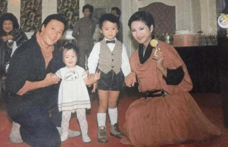 1983年11月，谢贤狄波拉一家四口在HK某酒店留下的全家福合影

左起：谢贤、