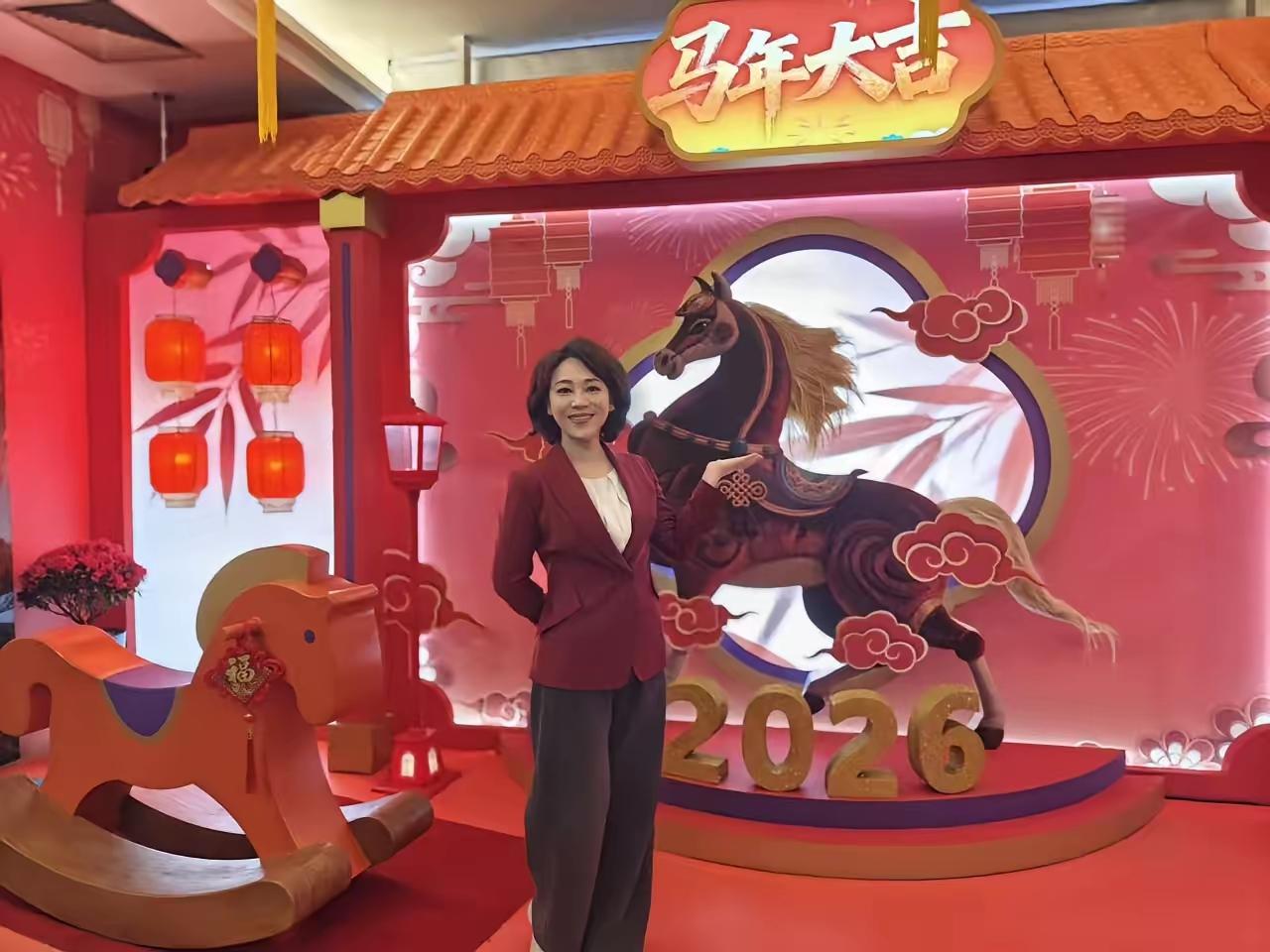 风姿绰约闻香来，凤凰展翅迎春到。