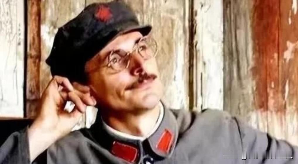 1939年，共产国际在莫斯科对李德进行了公开审查，周总理当时也在现场，可最终的判