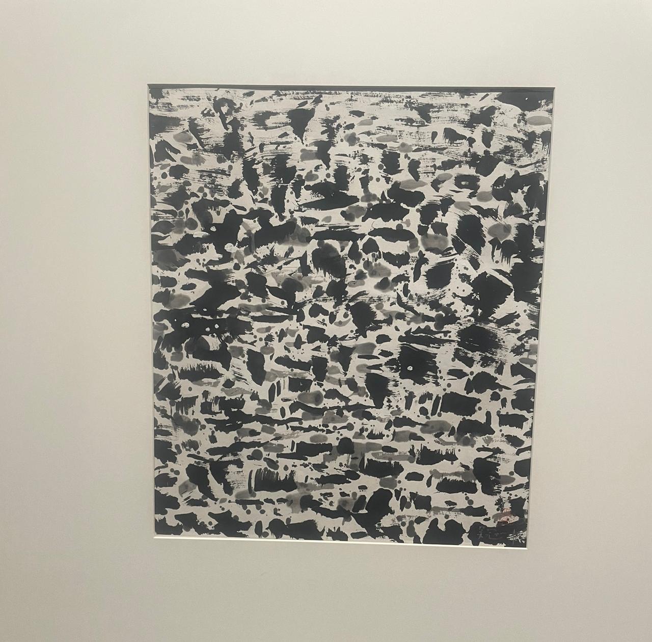 今天去看画展的时候看到了一幅水墨画，就随手把它拍了下来。就这么一幅水墨画，据说价