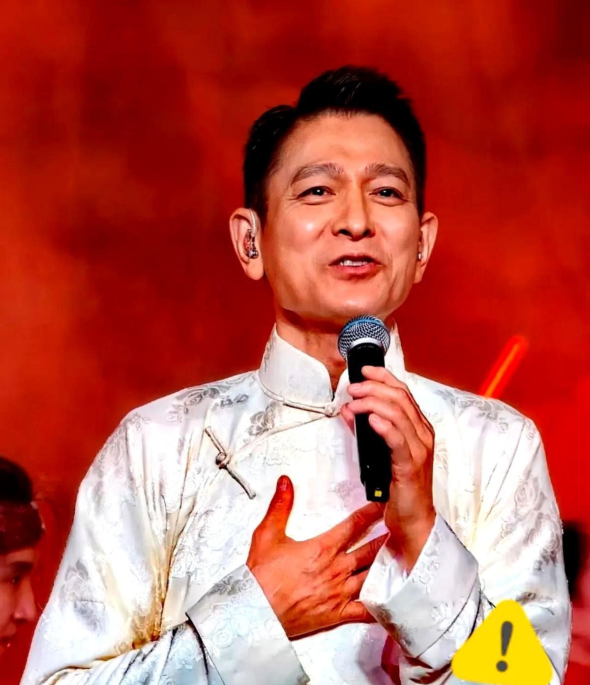 64岁刘德华，开麦就唱，没修音，没躲麦，白西装一站，全场静了。
郭富城在台下点头