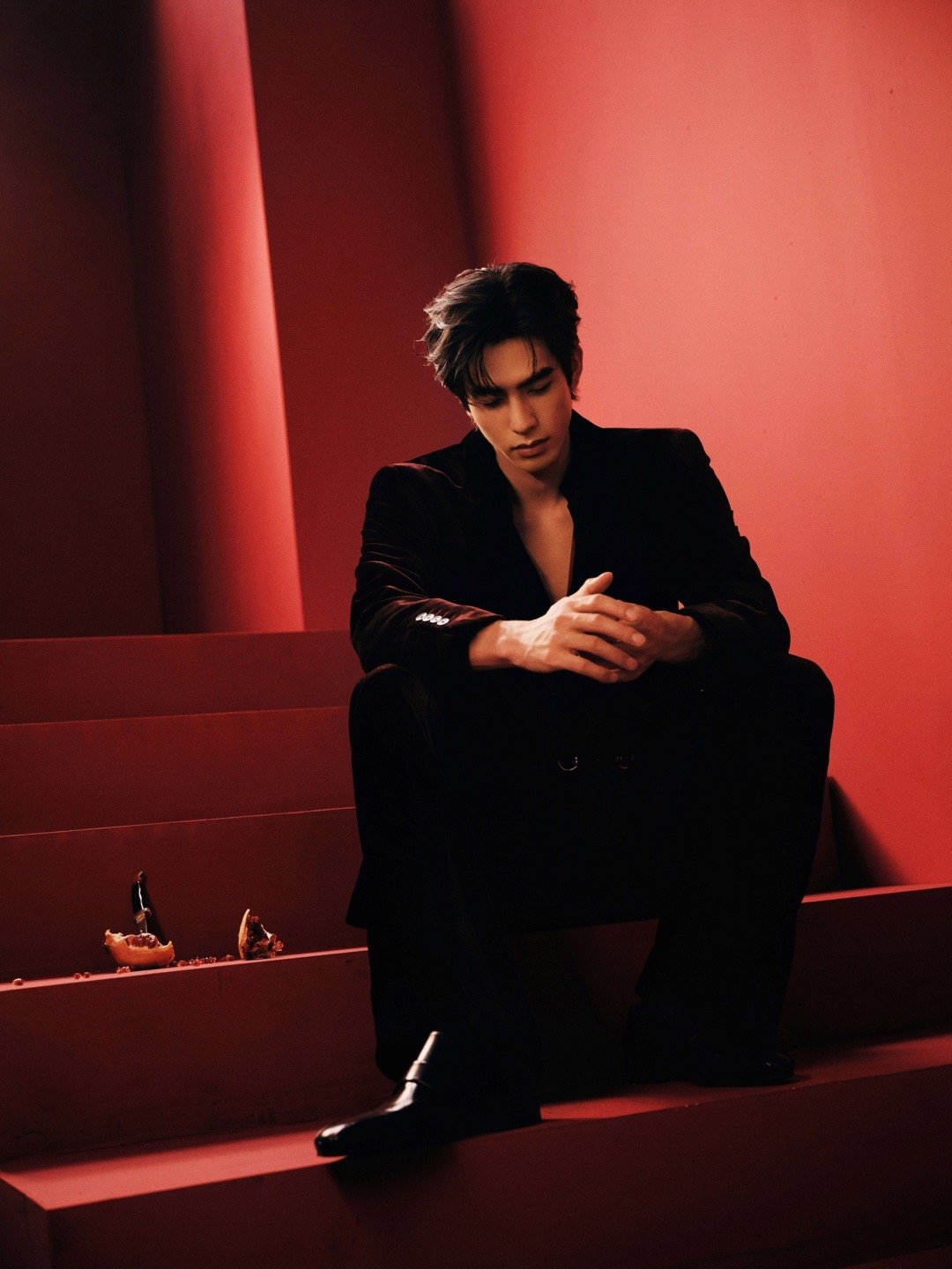 宋威龙 × 微博之夜型男登场！身穿GUCCI 古驰高级定制红丝绒西装，搭配 MI