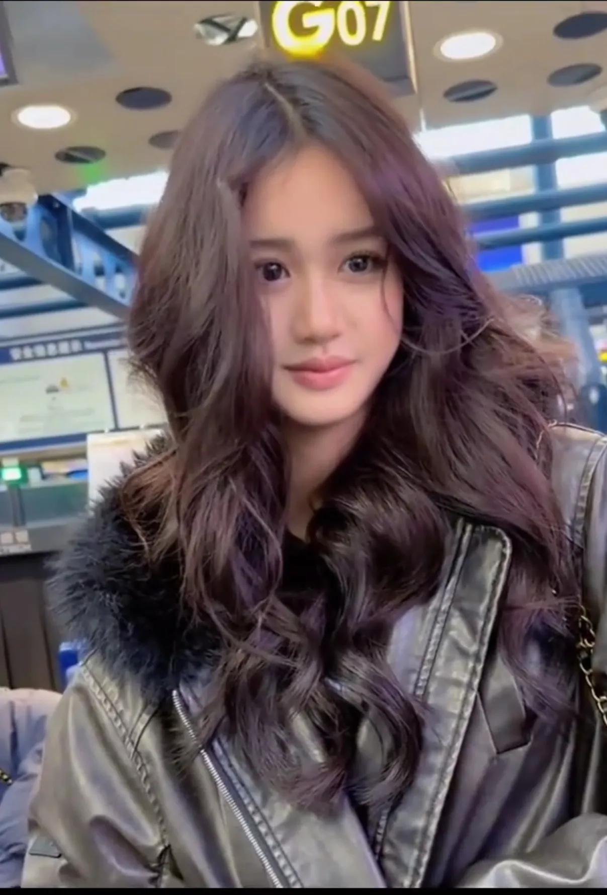 钟丽缇的三个女儿，还是小女儿考拉最美，大女儿最像妈妈，二女儿比较普通。
54岁的