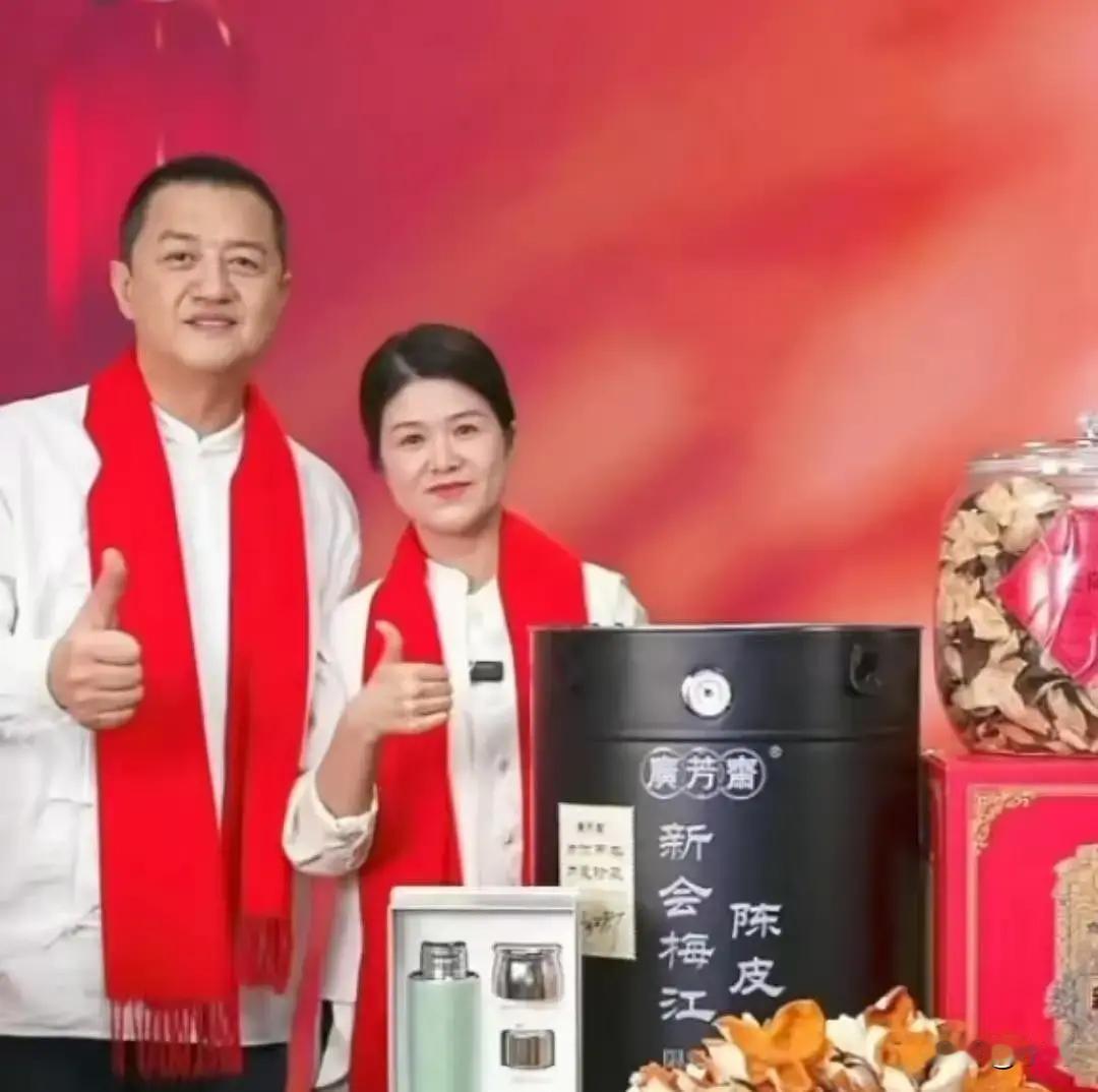 李亚鹏昨天在抖音开直播卖茶，镜头里他坐在堆满纸箱的仓库，嗓子沙哑地说自己欠了40