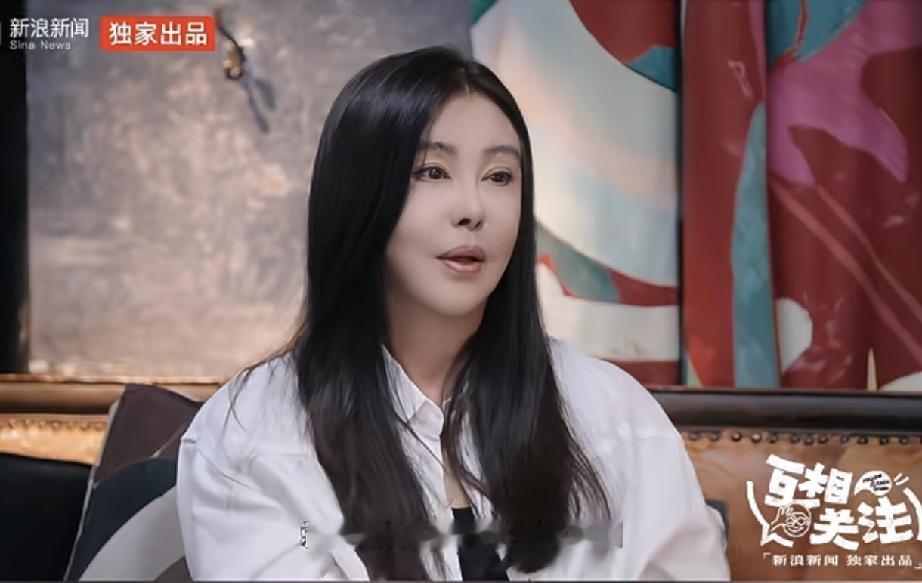 时隔22年再出来的王祖贤，
整个人大变样，
变老了，眼睛变得奇怪，但唯一不变的，