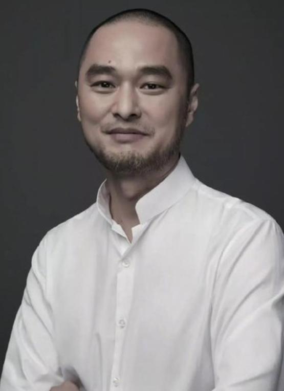 “身家上亿”的北京协和医学博士冯唐，再次抛出惊人“言论”，他说：“没事不要和任何