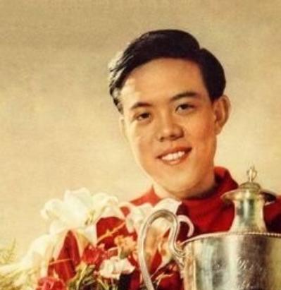 1968年6月20日，一个年轻人被路人发现自缢于北京龙潭湖边一养鸭场旁的树下。经