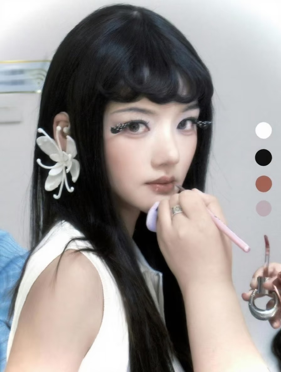 任敏齐刘海齐刘海衬出任敏身上干净的少女感，眉眼柔和，自带青涩灵动的氛围感，和她的