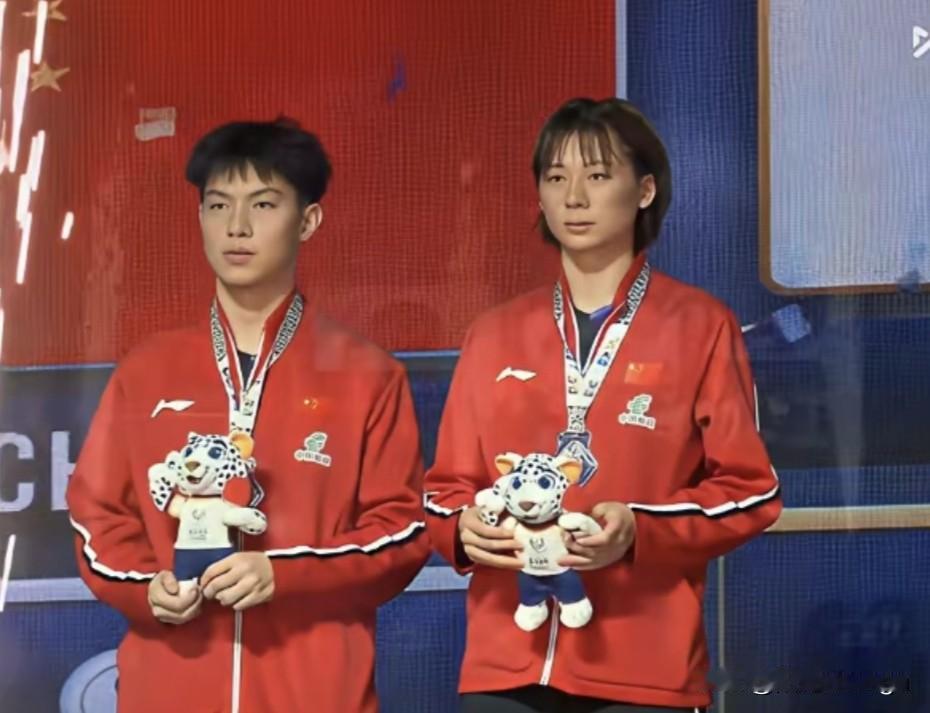 两位小将拿到混双亚军，看着闷闷不乐，心里肯定不甘心，不过亚军也是一场一场拼出来的