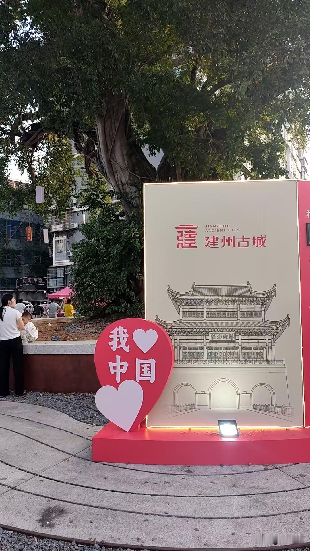 《见面的意义》

你从微信里走出来
穿过无数折叠的黄昏
我低头擦去对话框的荒草
