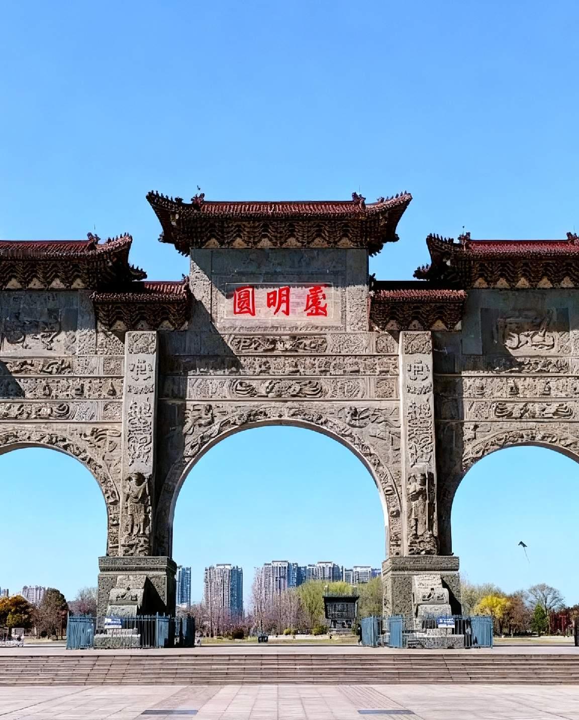 这牌匾上的字非常端庄有力，可惜最右边那个字我不认识，有认识的友友吗？