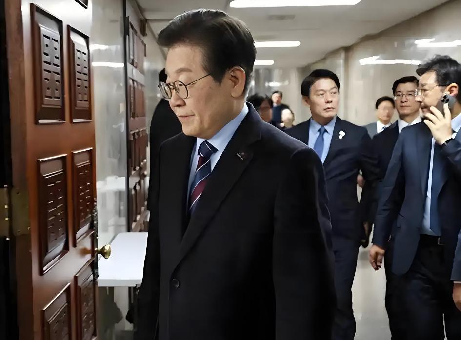 从李在明出访日本的那一刻起，说明他就已经不装了！那些一早就期待李在明亲中的人，听