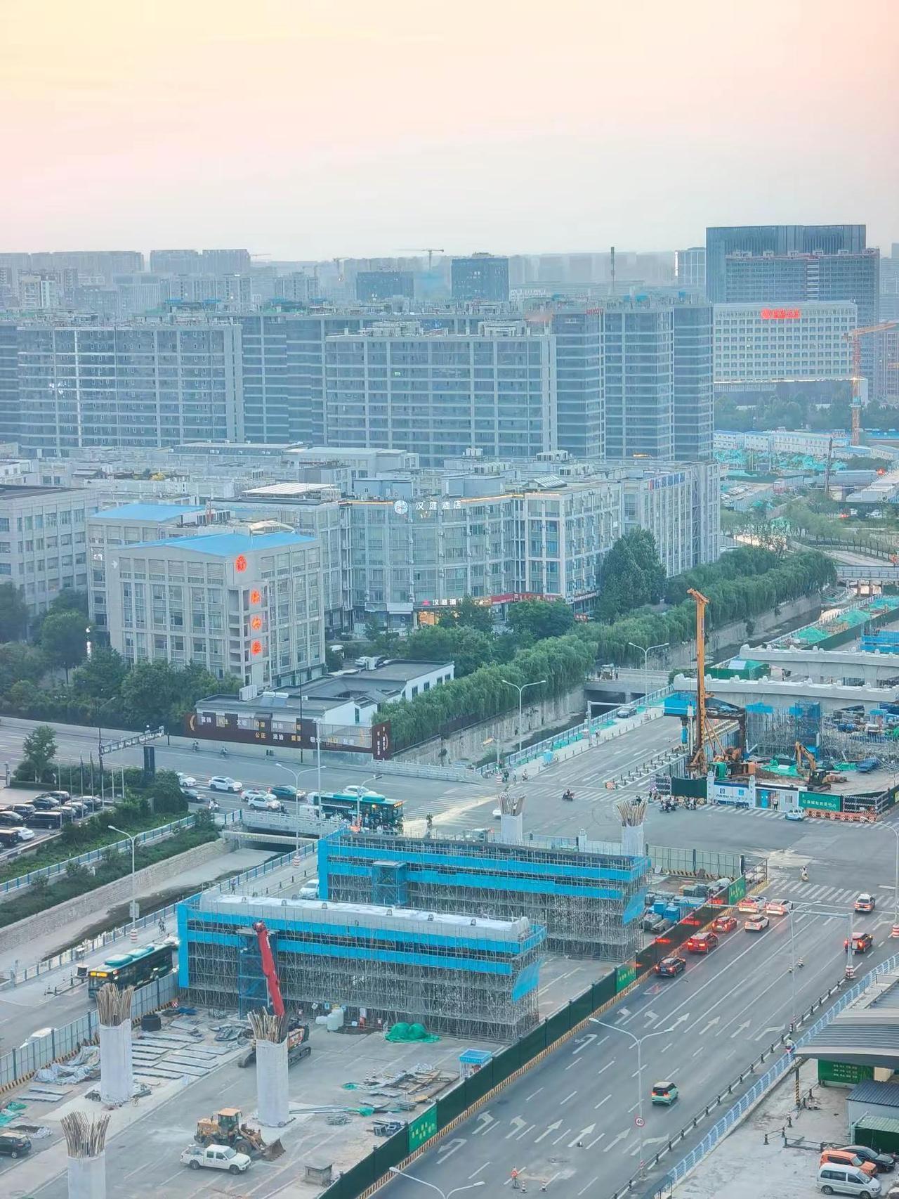 凤凰路高架建设的非常快！远处凤凰路壹号院建设的也非常快！