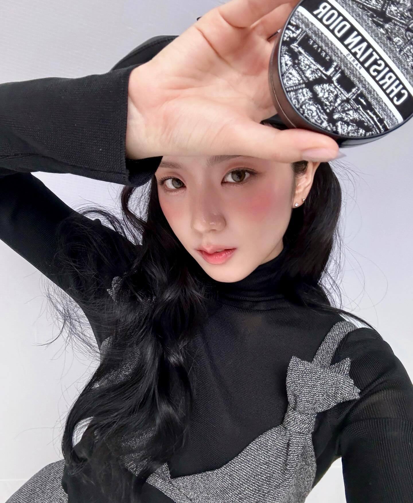 Jisoo ins更新🖤 ​​​