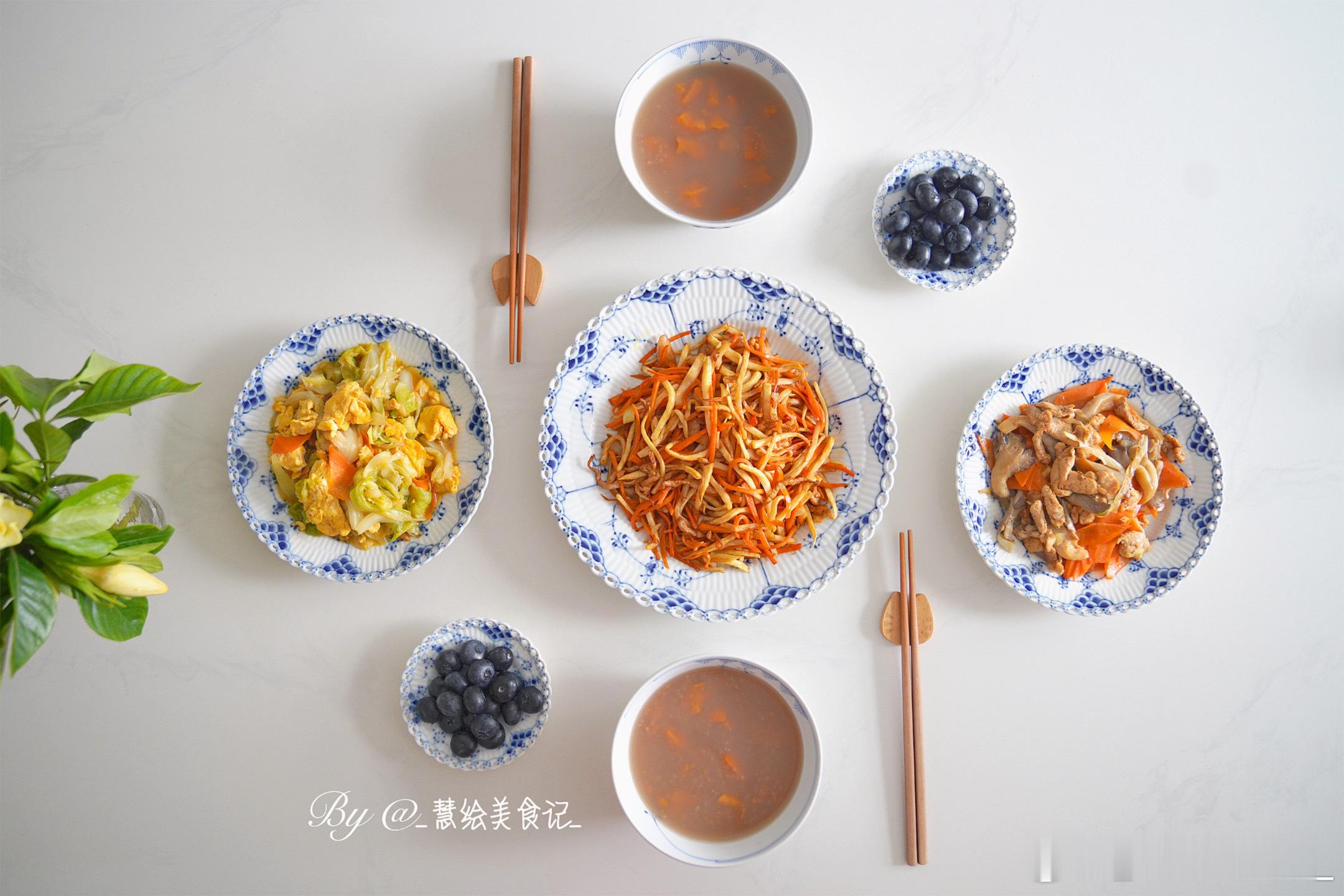家常晚饭茭白胡萝卜炒肉、卷心菜炒鸡蛋、平菇炒肉、红薯粥、蓝莓~#好好吃饭##用心