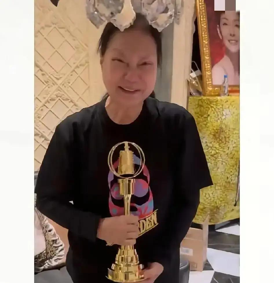 S妈的心太好“补”了！

12月10日，小S把金钟奖的奖杯送给了S妈，S妈捧着奖