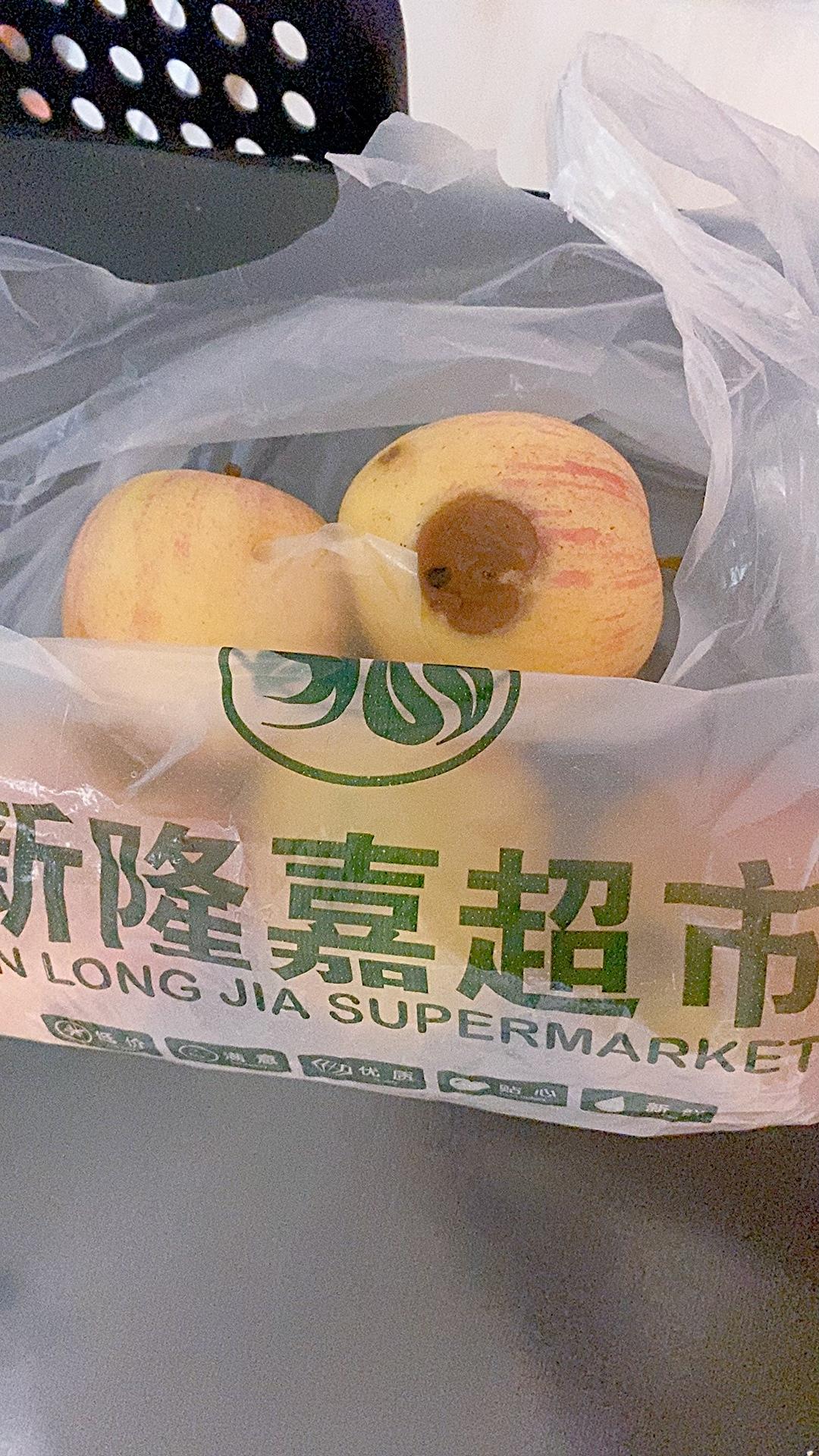 新隆嘉你睡了吗？我可是气得睡不着！

下班路过新隆嘉，想着买点苹果回家煮水喝。