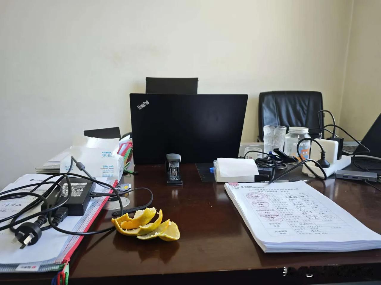 出差的儿子，双休日不休息，还在工作，场景是建筑工地，我告诉他人生的每一步都不白走