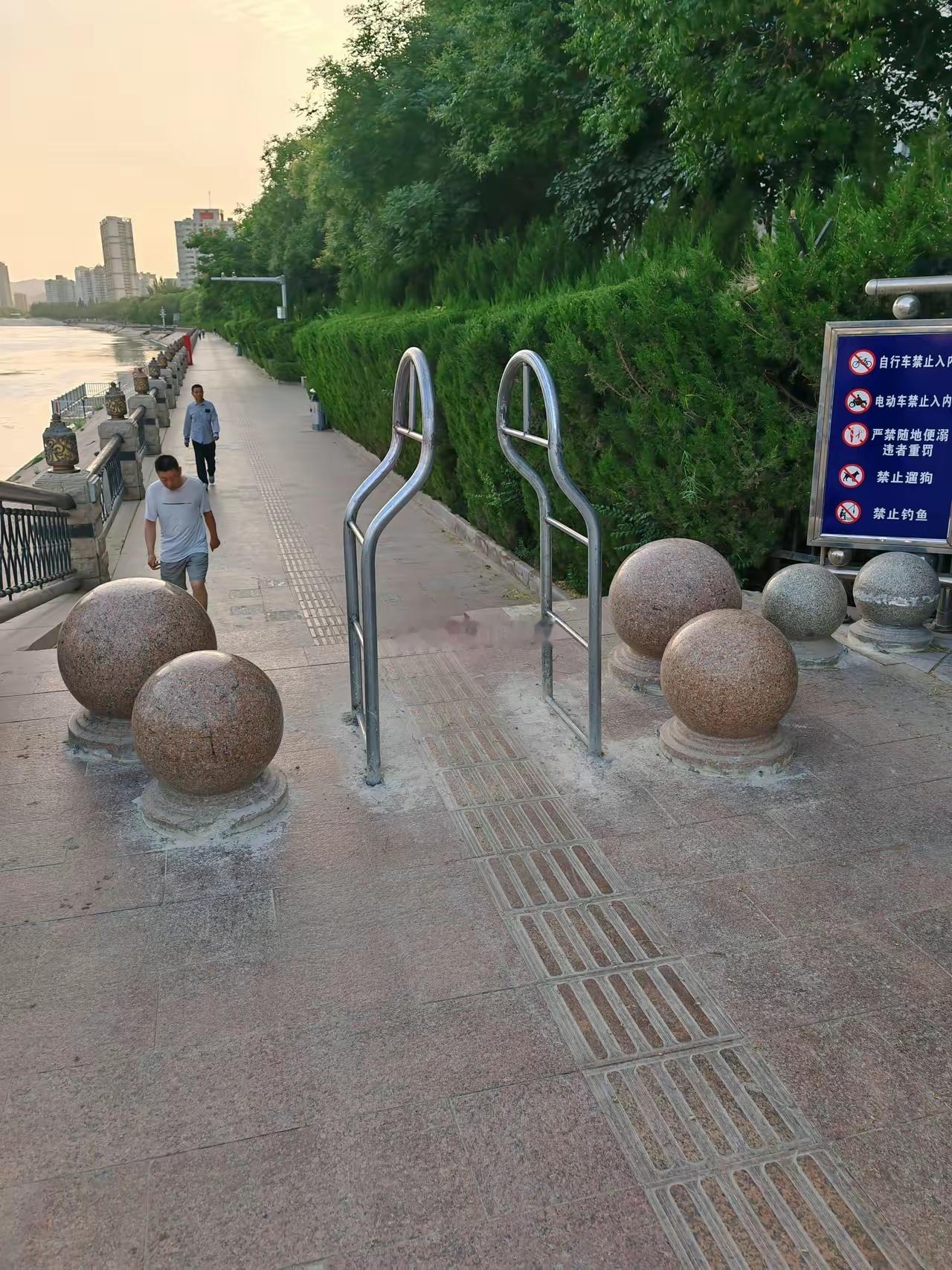 近来，新疆各地城区道路上又重新加装了各种栅栏，大约是为了交通安全吧。步行道出入口