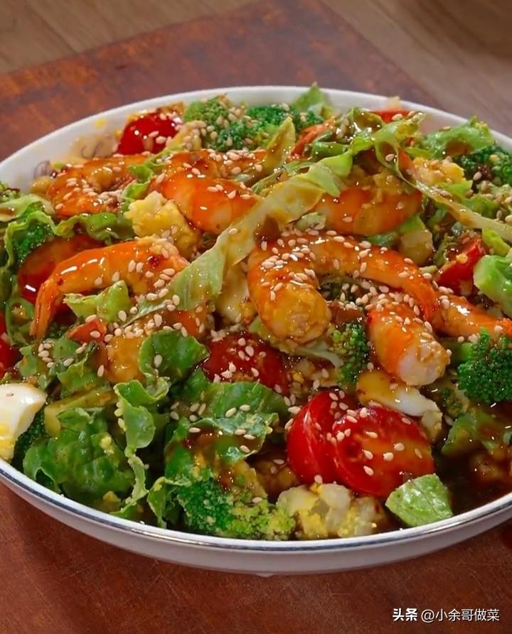 下班偶遇健身教练，聊透普通人减脂晚餐！专门对付肚子上的赘肉
下班走出公司大楼，晚