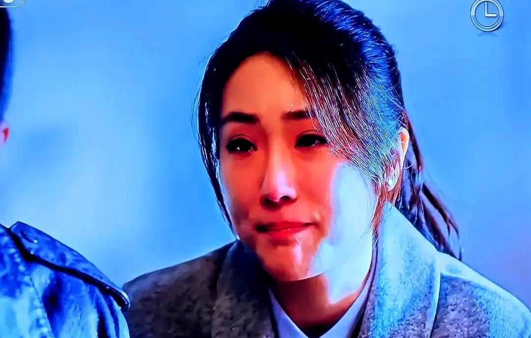 当镜头开始躲着主角，你就该知道这戏的“皇族”是谁了。
导演用最少的镜头，给了这位